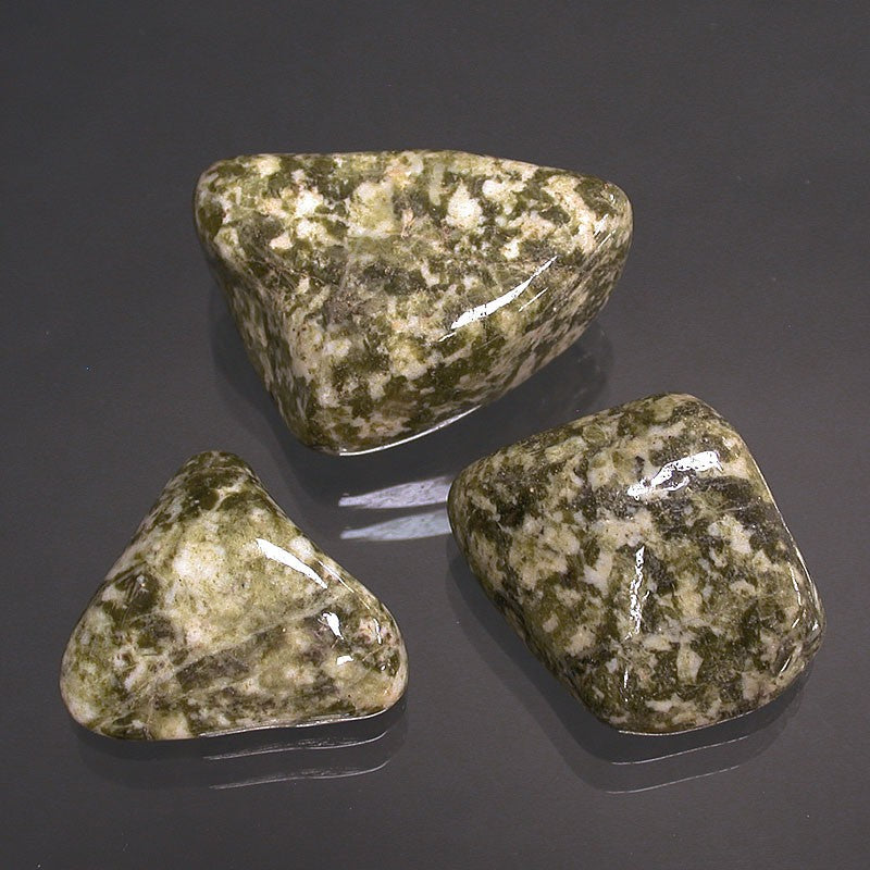 Pierre roulée Epidote Mouchetée