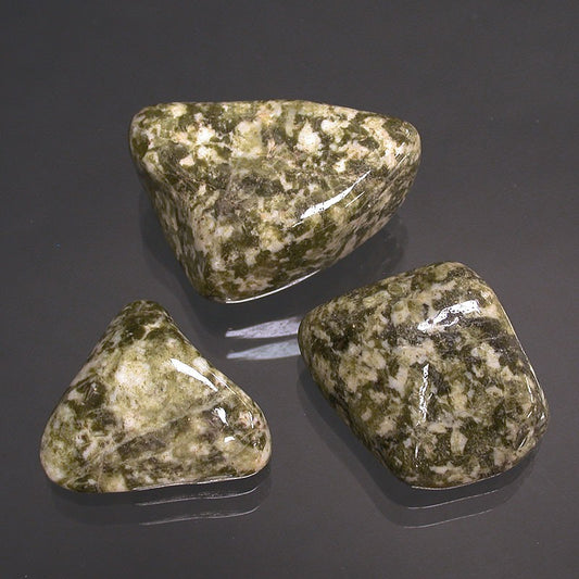 Pierre roulée Epidote Mouchetée